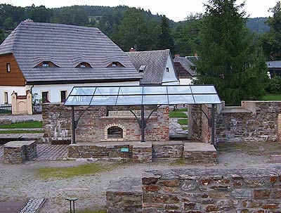 Überdachung aus Stahl und Glas