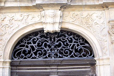 Restauriertes Renaissance-Oberlichtgitter